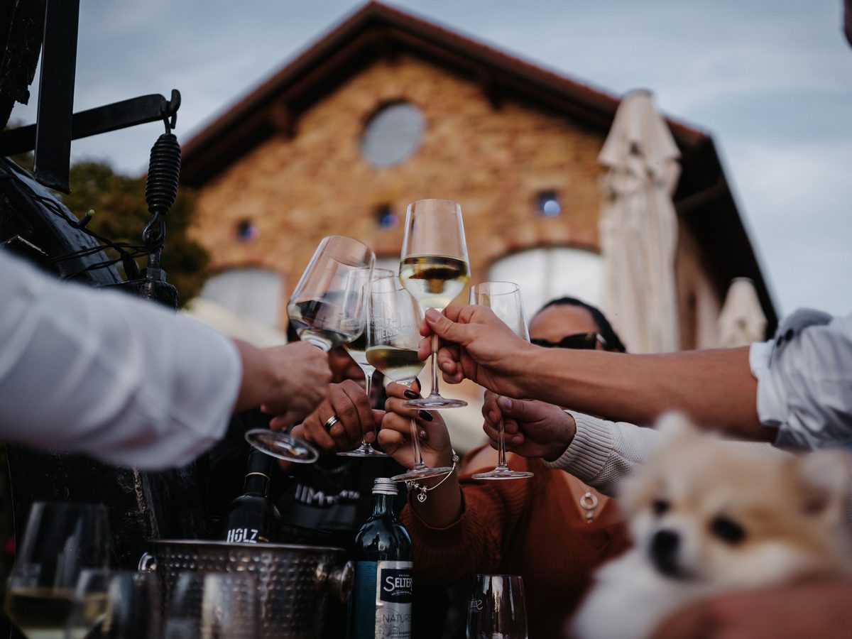 After-Work Teamevent beim Weingut Holz-Weisbrodt mit Weingläsern am Weingut